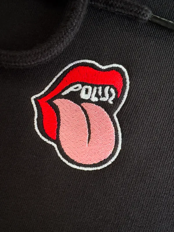 Czarna, gruba bluza typu kangurka z haftowanym logo polisz na piersi