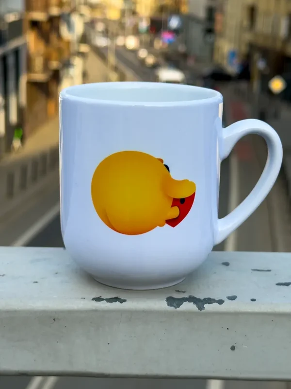 Biały kubek ceramiczny 300 ml z dwustronnym nadrukiem emoji przytulasa i ukrytym przekazem
