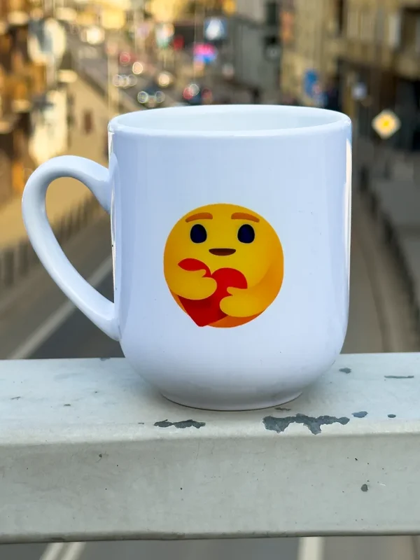 Biały kubek ceramiczny 300 ml z dwustronnym nadrukiem emoji przytulasa i ukrytym przekazem
