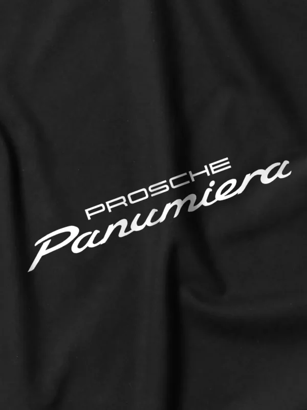 Czarna koszulka oversize z napisem Prosche Panumiera stanowiącym parodię znanej marki samochodowej Porsche
