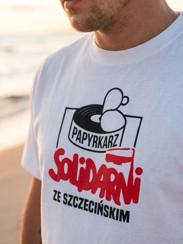 Koszulka oversize z napisem solidarni z paprykarzem, stanowiąca hołd dla szczecinian