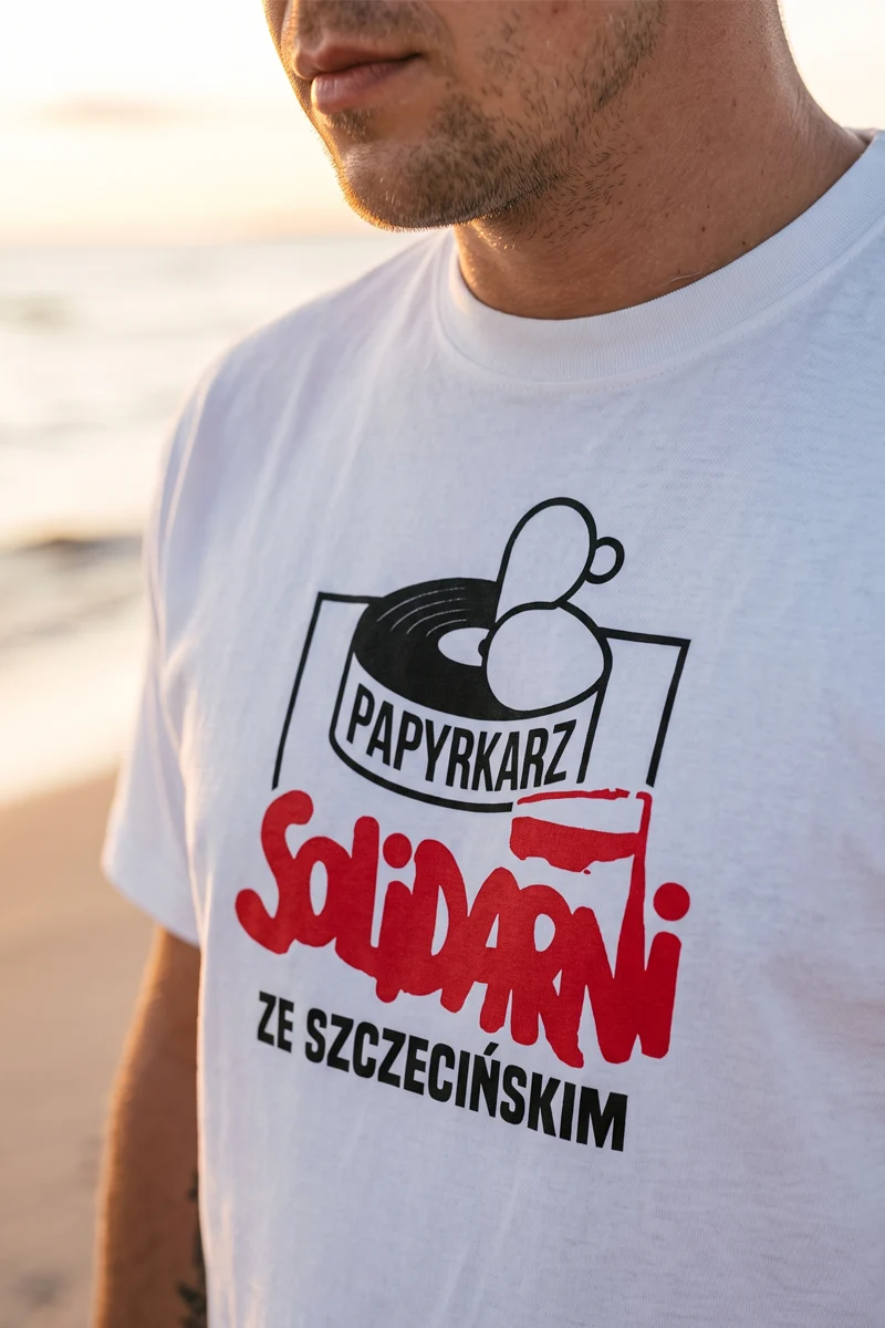 Koszulka oversize z napisem solidarni z paprykarzem, stanowiąca hołd dla szczecinian