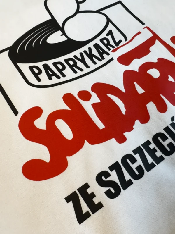 Koszulka oversize z napisem solidarni z paprykarzem, stanowiąca hołd dla szczecinian