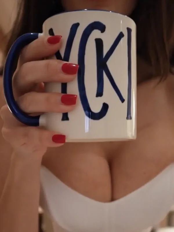 Biały kubek ceramiczny 330 ml z napisem cycki, stanowiący idealny prezent na dzień chłopaka
