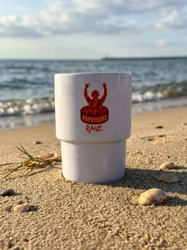 Ceramiczny kubek 300 ml z grafiką paprykarz rave, stanowiący hołd dla folkloru Szczecina
