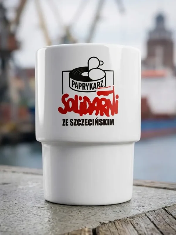Ceramiczny kubek 300 ml z grafiką solidarni ze szczecińskim stanowiący hołd dla paprykarza
