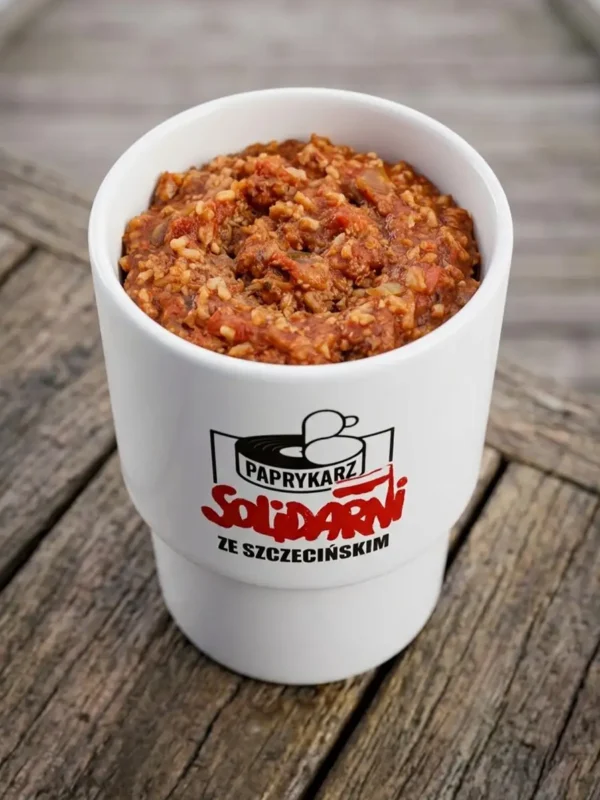 Ceramiczny kubek 300 ml z grafiką solidarni ze szczecińskim stanowiący hołd dla paprykarza
