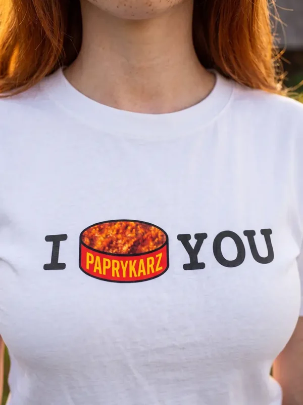 Biała koszulka oversize z parodią hasła I love you wykorzystującą puszkę paprykarza