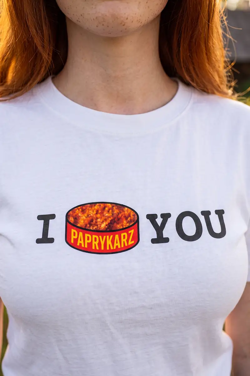 Biała koszulka oversize z parodią hasła I love you wykorzystującą puszkę paprykarza
