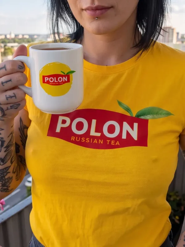 Zestaw prezentowy zawierający żółtą koszulkę i biały kubek ceramiczny z nadrukiem Polon Russian Tea, parodiującym znane logo Lipton