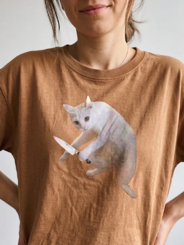 Koszulka oversize w kolorze camel z memicznym nadrukiem kota trzymającego nóż