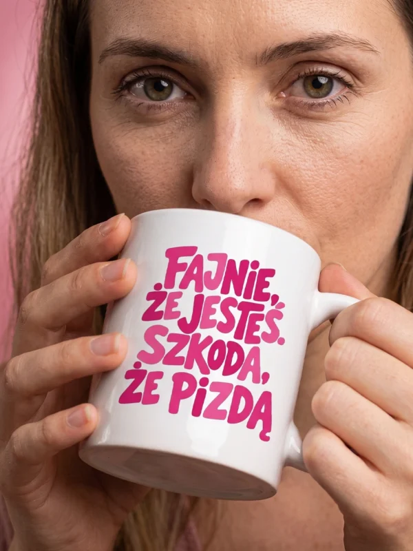 Biały ceramiczny kubek 330 ml z napisem fajnie że jesteś szkoda że pizdą