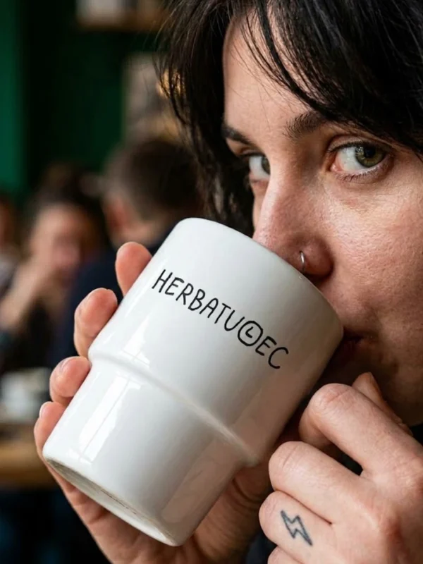 Ceramiczny kubek bez ucha o nazwie herbatulec dla fana ulicznego folkloru i Tumulca