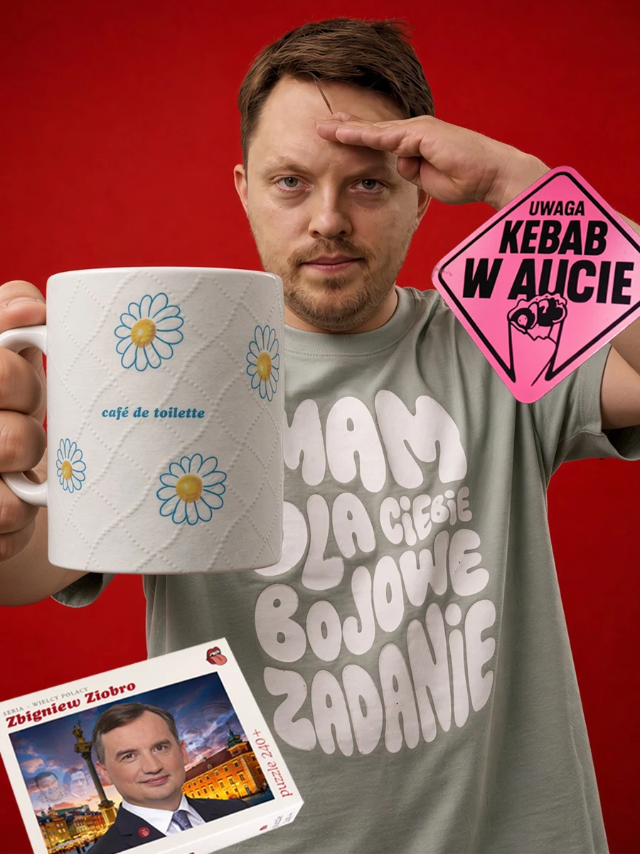 Michał Marszał trzymający kubek cafe de toilette, ubrany w koszulkę Mam dla ciebie bojowe zadanie, obok pudełko puzzli ze Zbigniewem Ziobro i różowa naklejka kebab w aucie